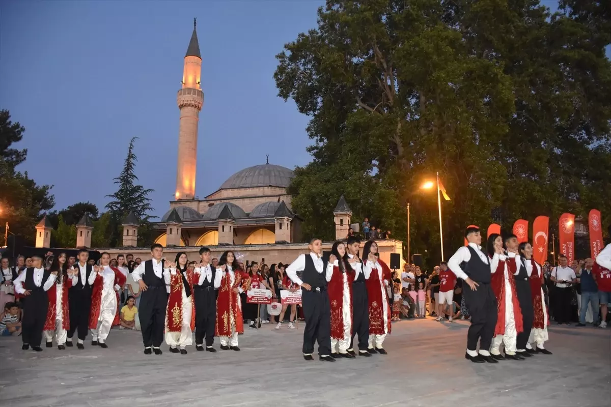 Karaman'da Halk Oyunları Korteji