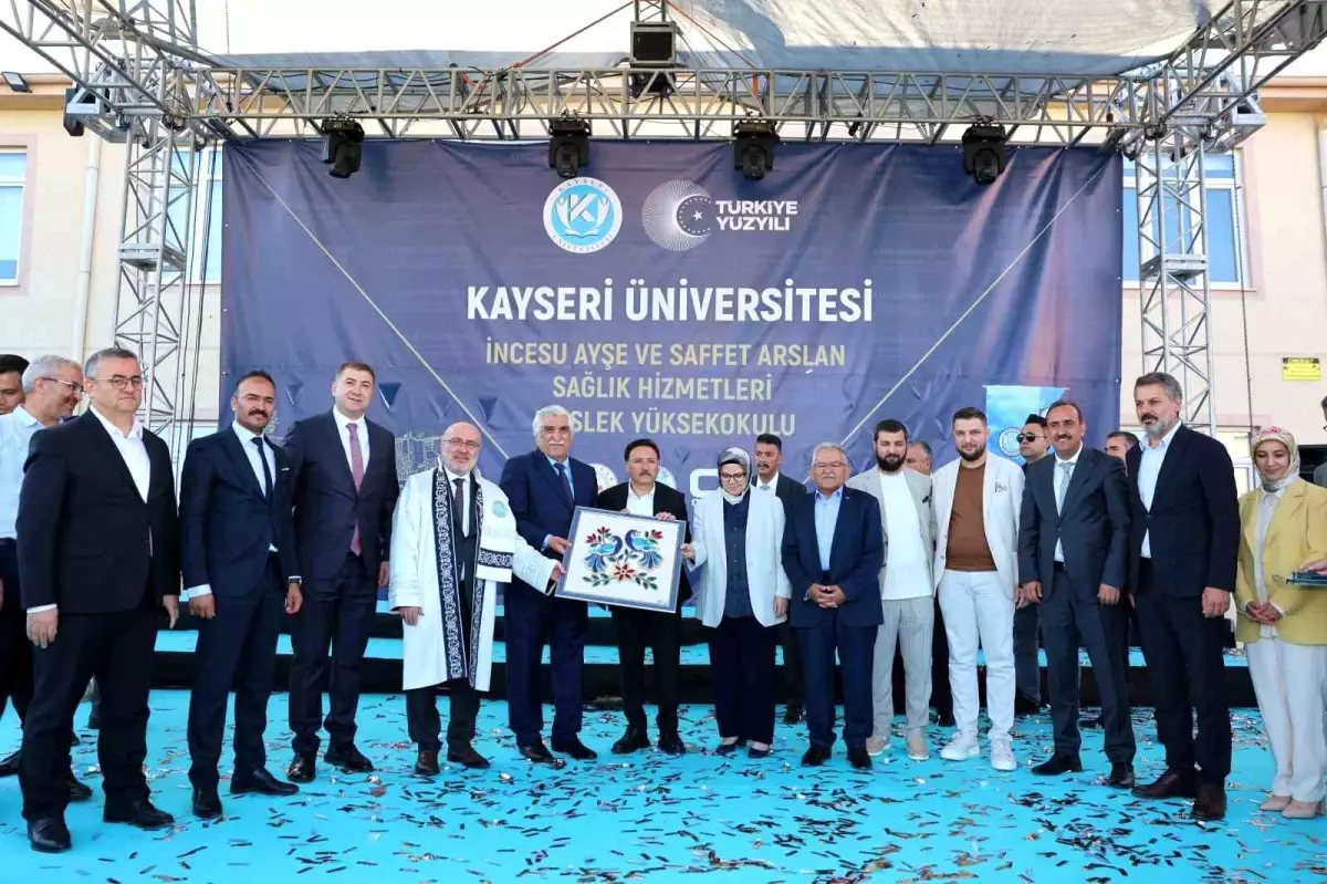 Kayseri Üniversitesi'nde Mezuniyet ve Şed Bağlama Töreni Yapıldı