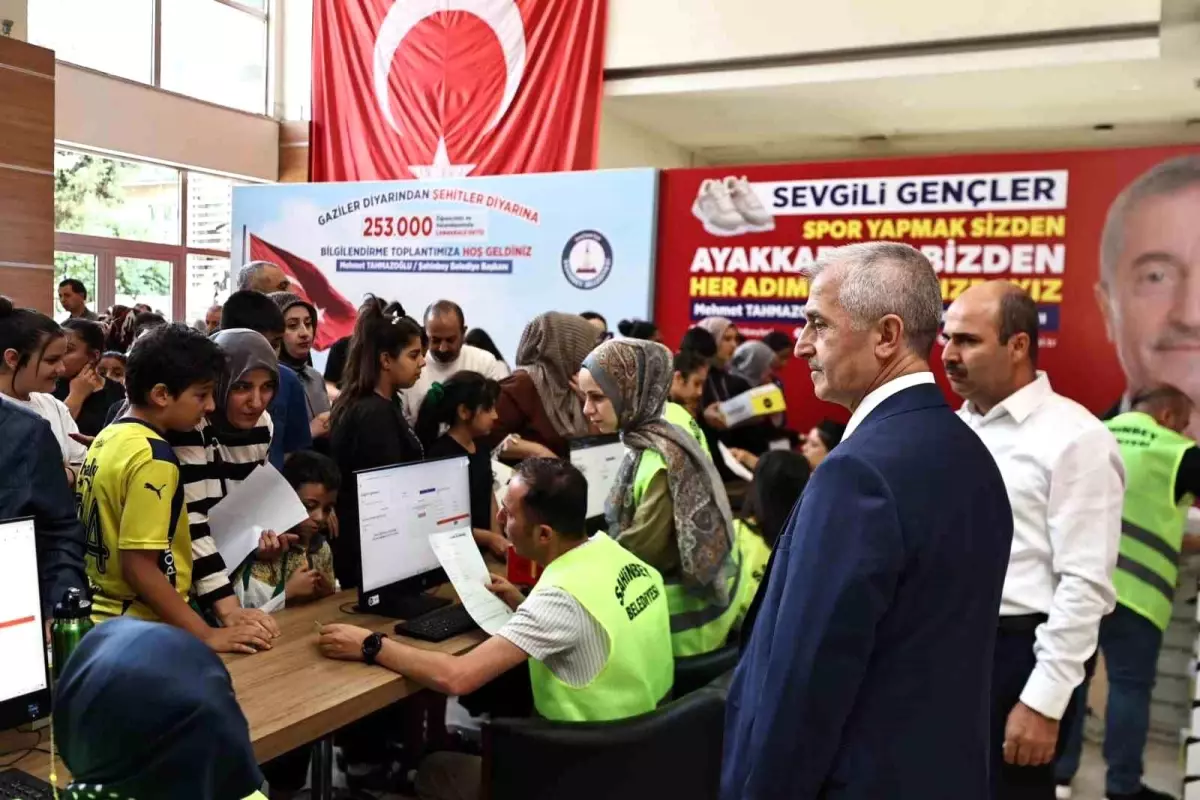 Şahinbey Belediyesi'nden Öğrencilere Spor Ayakkabı Hediyesi
