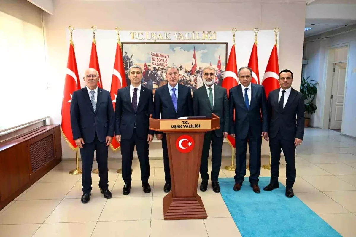 Hulusi Akar Uşak'ta Ziyarette Bulundu