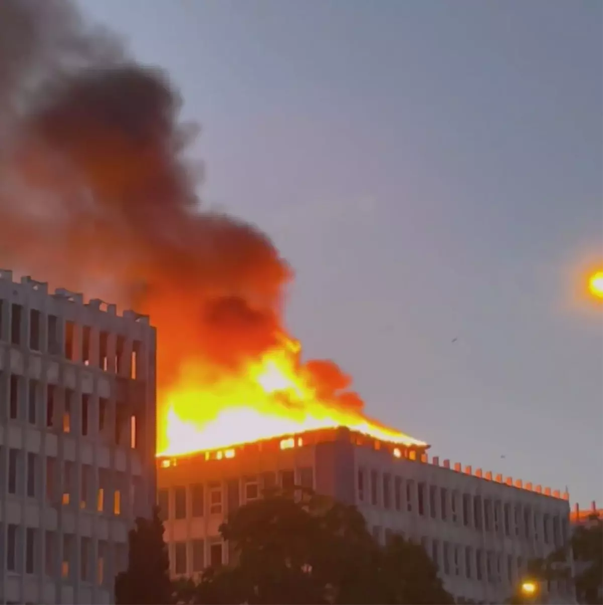 Kartal'da Metruk Binada Yangın