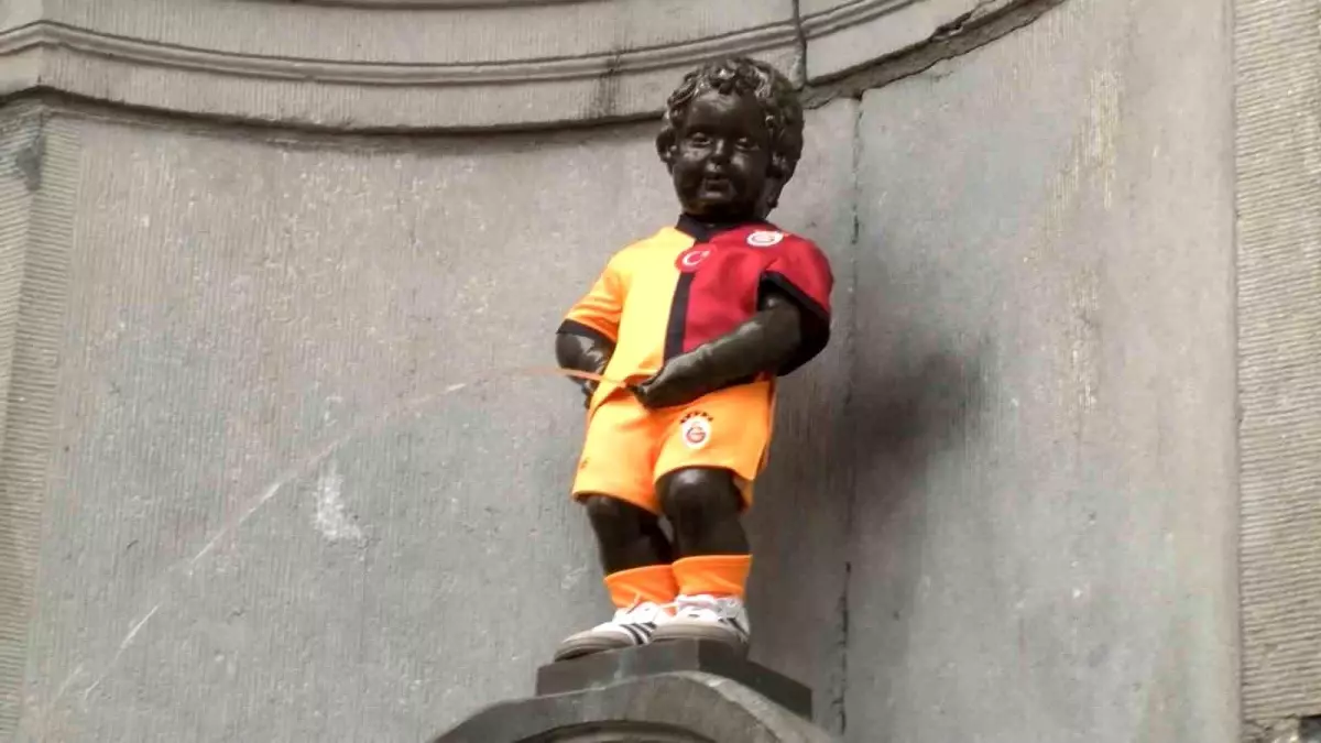 Galatasaray'ın 5 Yıldızlı Forması Brüksel'deki Manneken Pis Heykelini Süsledi