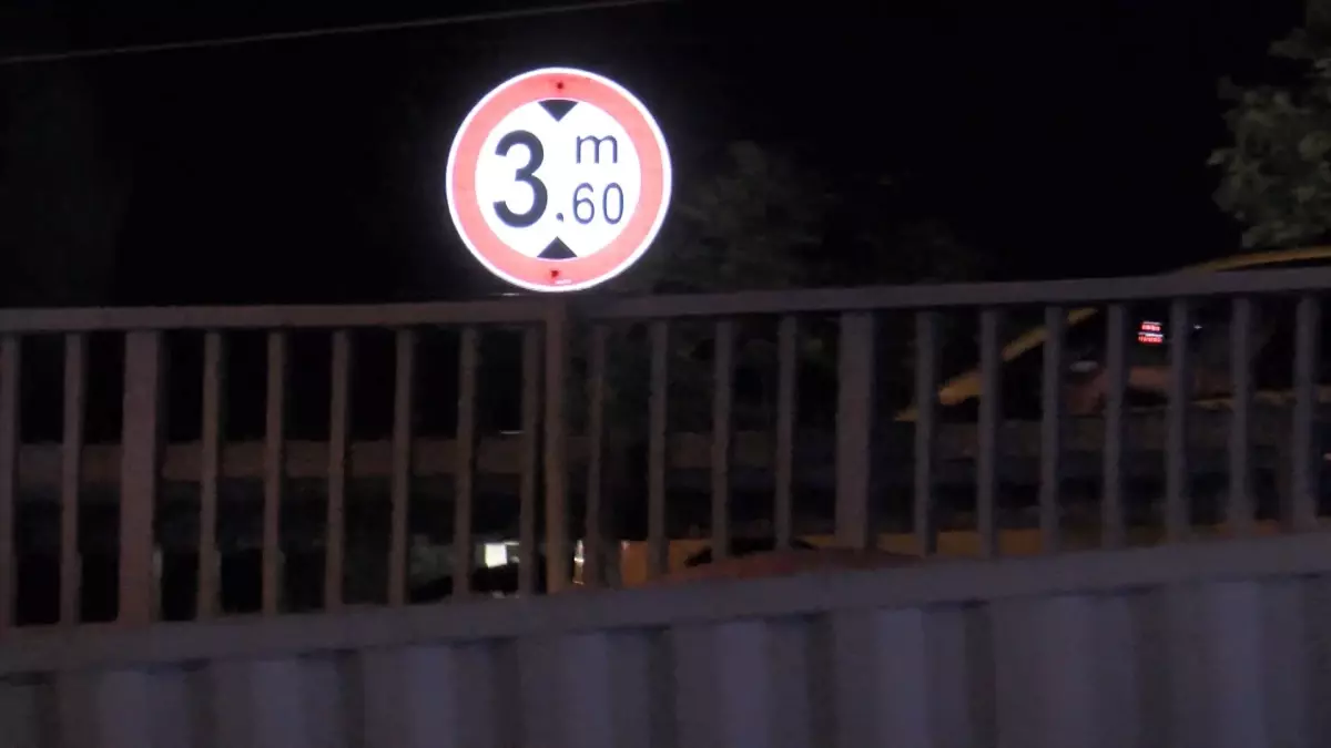 Fatih'te TIR Kazası: Yol Kapatıldı