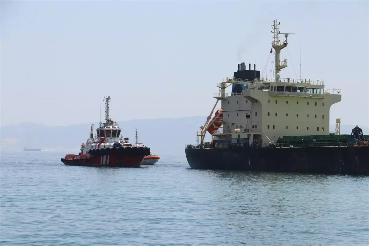 Şarköy'de Karaya Oturan Gemiye Kurtarma Çalışmaları Devam Edecek