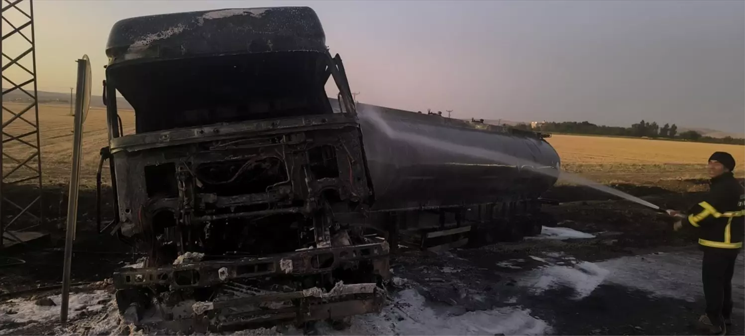 Nusaybin'de Zift Yüklü Tankerde Yangın