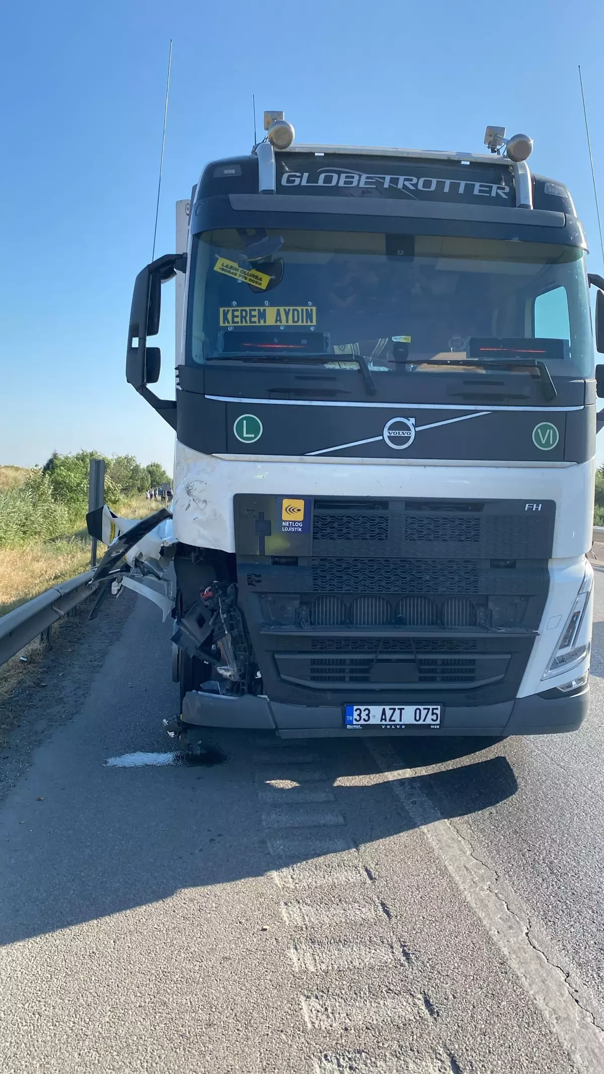 TIR, Traktöre Çarptı: Sürücü Yaralandı