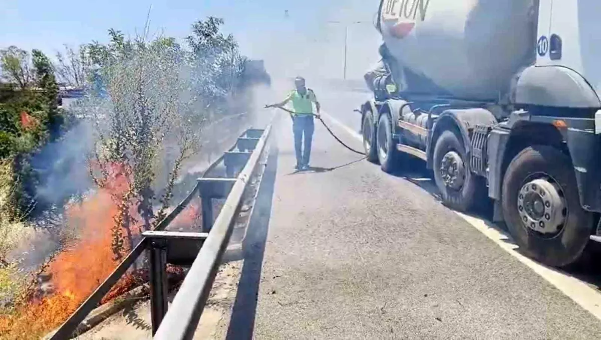 Aydın-Denizli Otobanı'nda Çıkan Yangına Polis Ekipleri Müdahale Etti