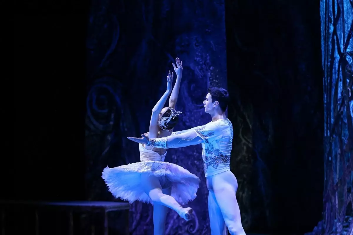 The Imperial Russian Ballet Bursa'da Kuğu Gölü'nü Sergiledi