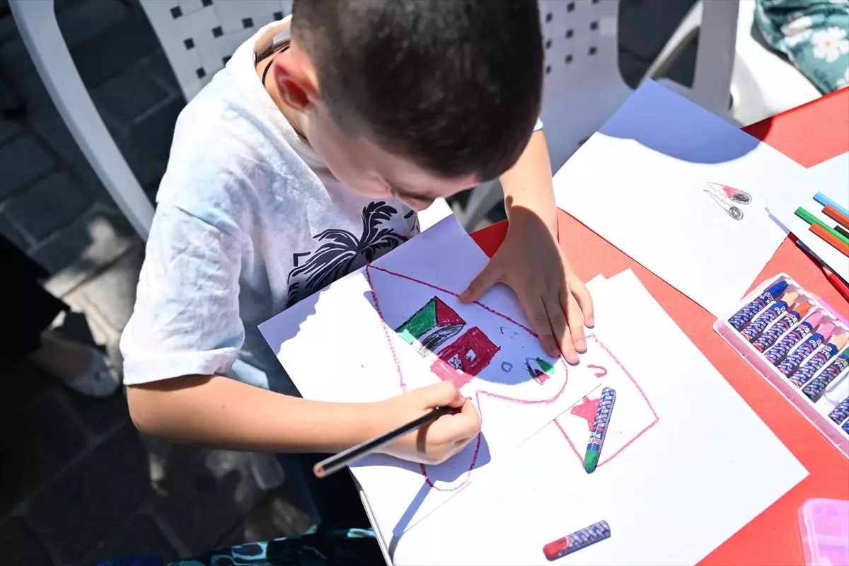 Gazze'ye Destek İçin Posta Sanatı Sergisi