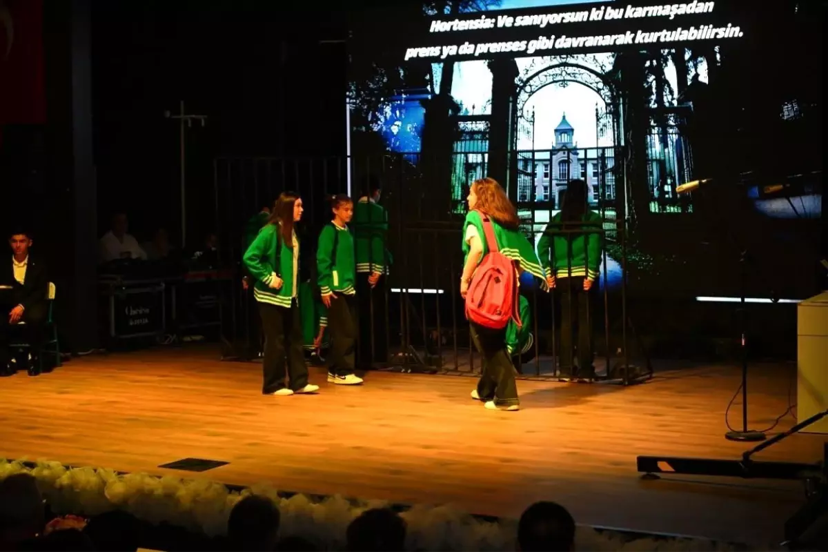 Kartepe Belediyesi Genç Akademi Mezuniyet Töreni Düzenlendi