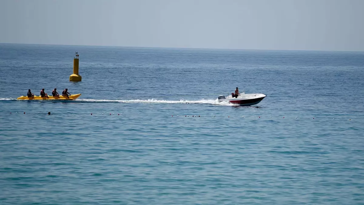 Kuşadası'nda Plajlar Dolu, Sokaklar Boş