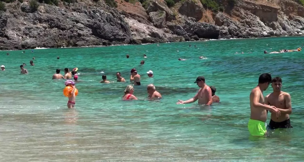 Alanya'da Sıcaklar Turistleri Plajlara Çekti