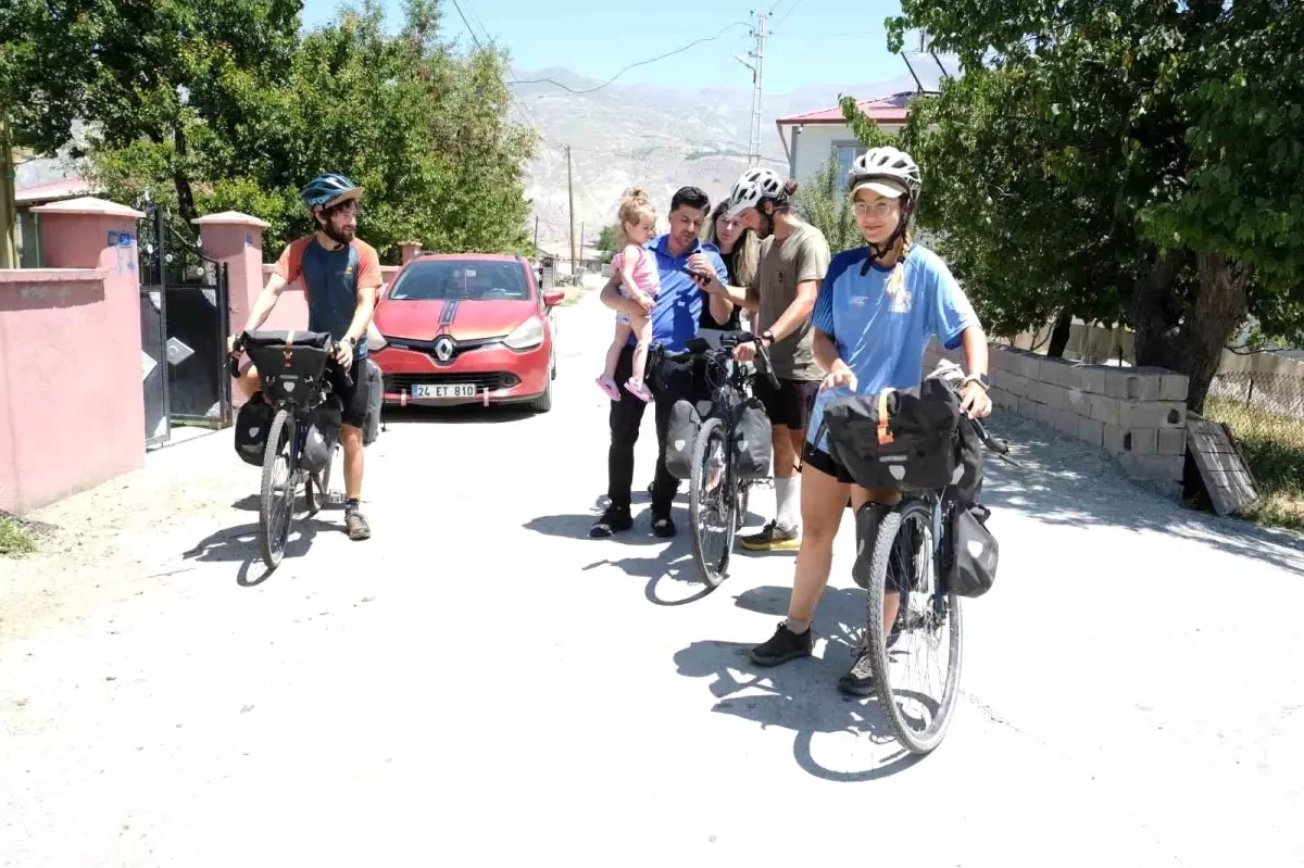 Fransız Turistler Erzincan Tulum Peynirini Tattı