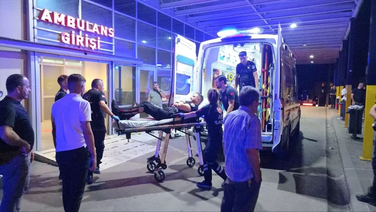 Gebze'de Motosikletli Polislere Çarpan Araç 2 Yaralı