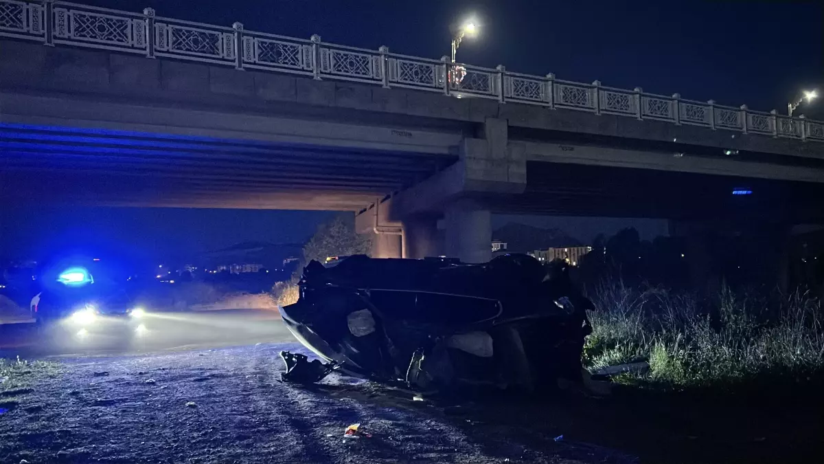Sürücüsünün kontrolünden çıkan otomobil Kızılırmak Nehri'ndeki köprüden düştü: 2 yaralı