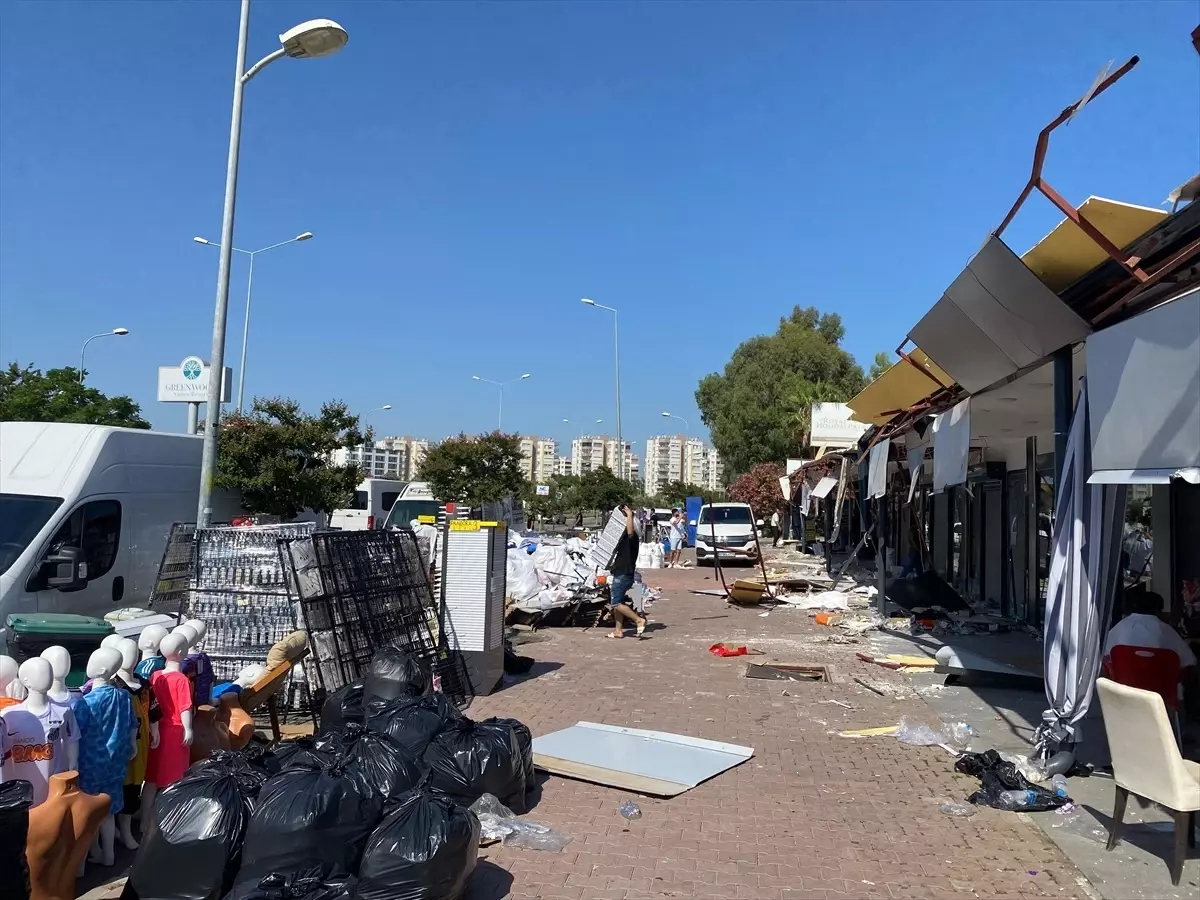 Antalya'da Kaçak İşletmelere Yıkım