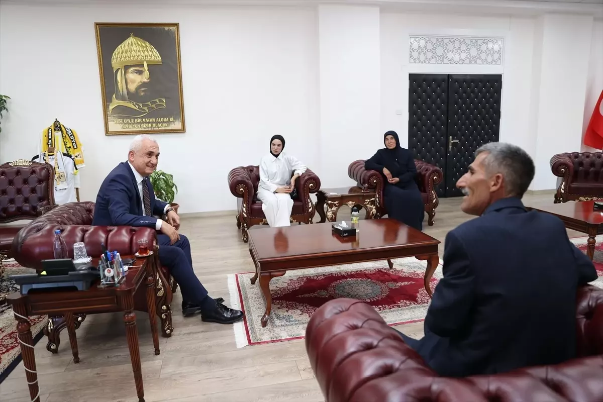 Vali Çakır, YKS çıkışında çiçekle karşılanan aileyi kabul etti