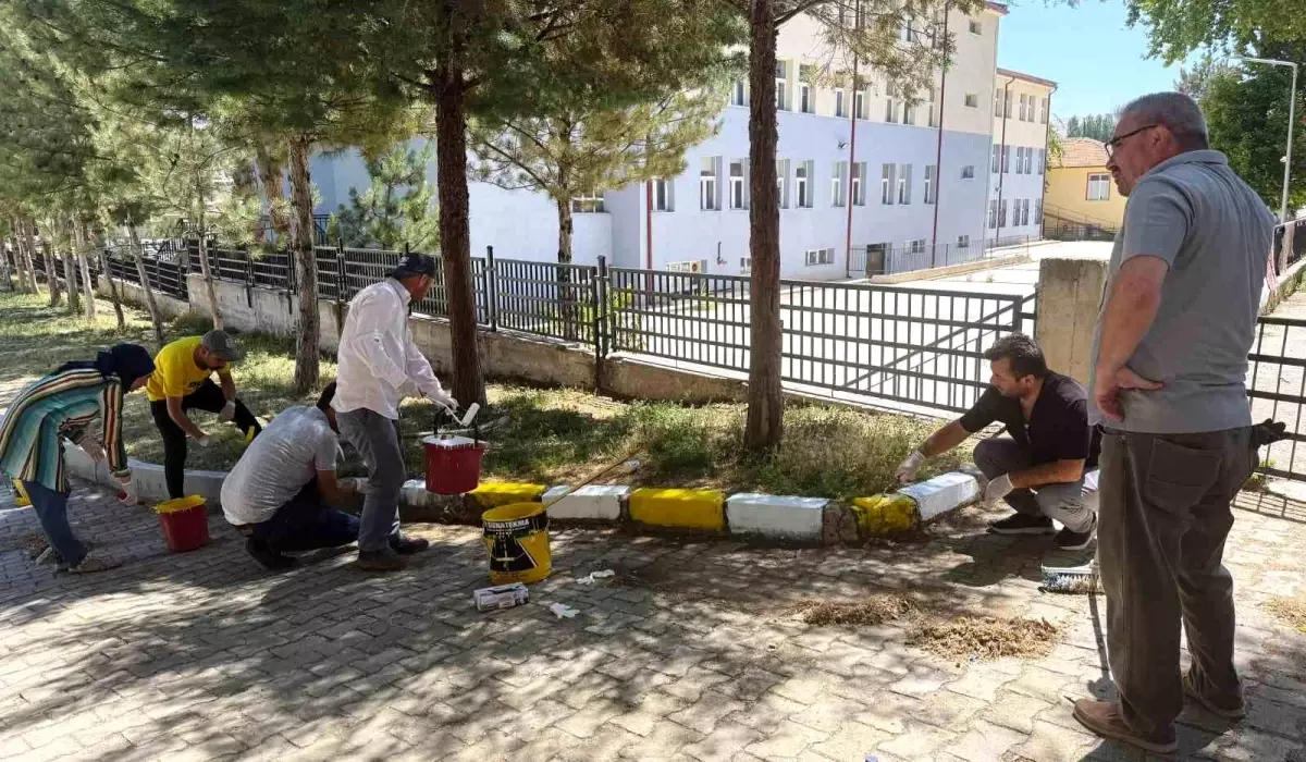 Öğretmenlerden Okul Bahçesine Boya