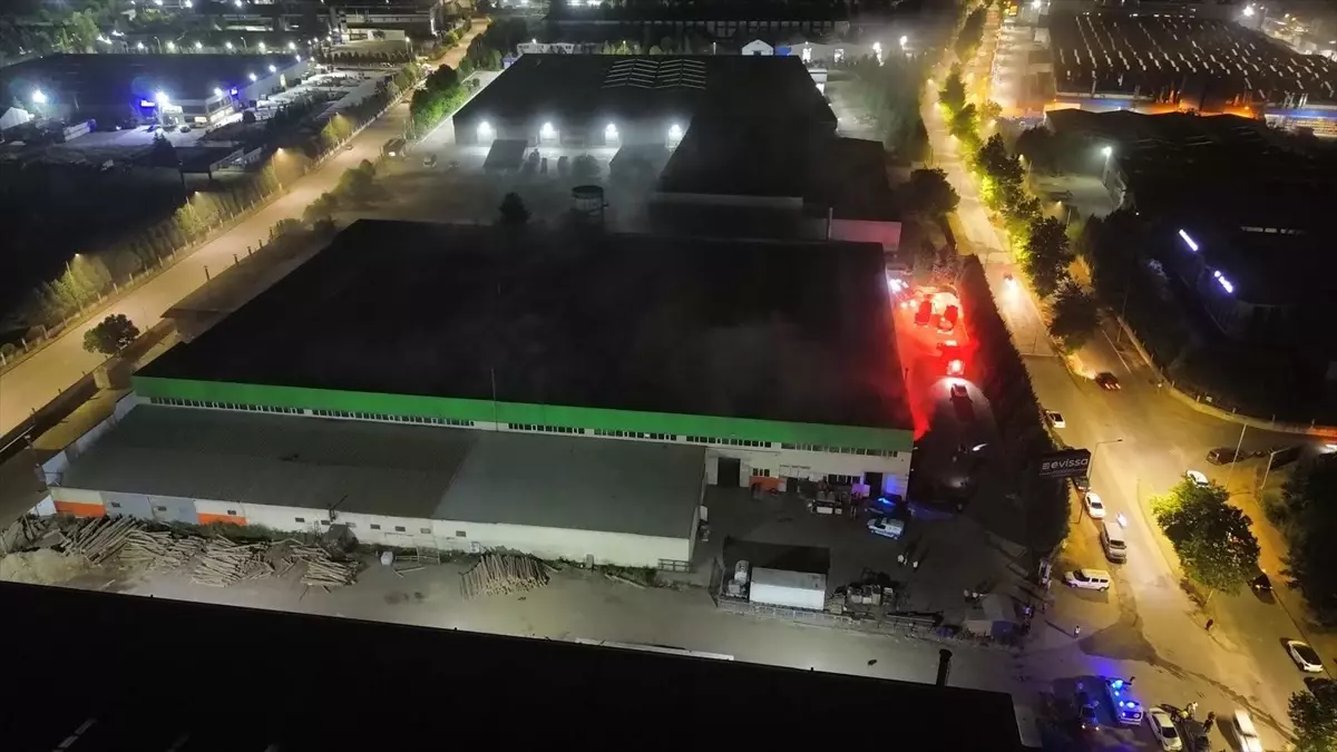 Düzce'de Mobilya Fabrikasında Yangın