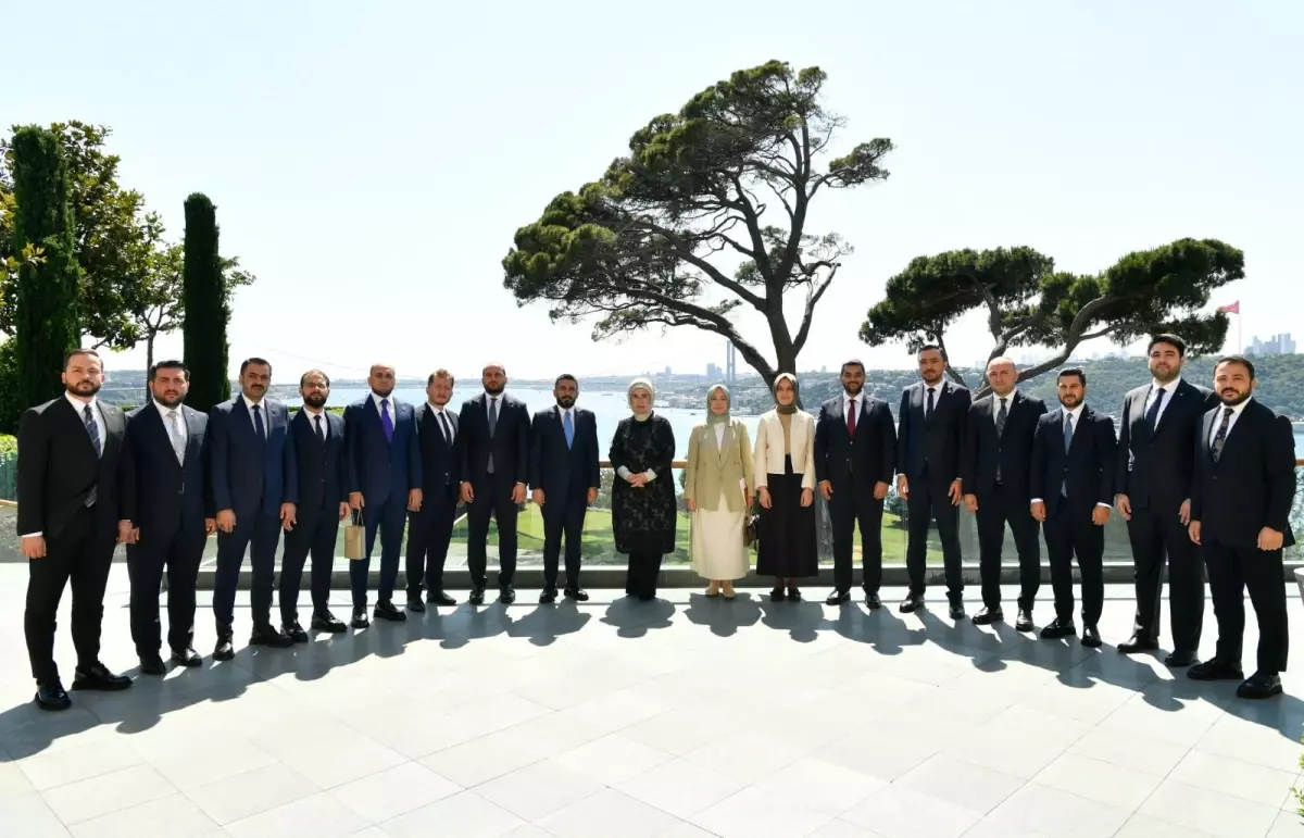 Emine Erdoğan, TÜGVA Yönetim Kurulu Üyeleriyle Görüştü