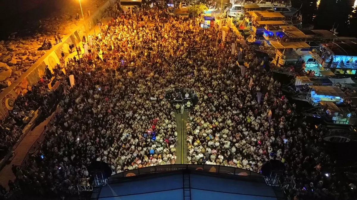 Zeynep Bastık Kaş Festivali'nde Coşturdu