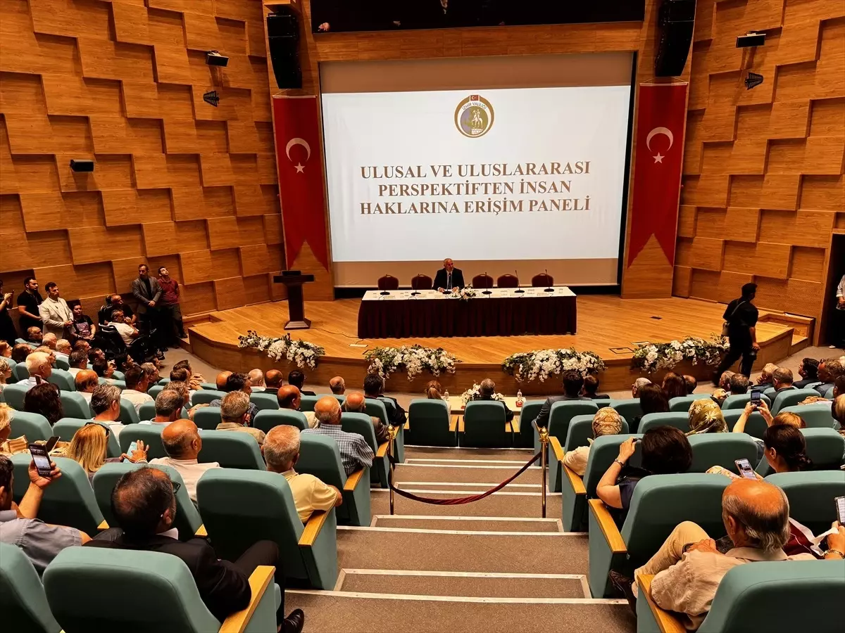 İzmir'de İnsan Hakları Paneli
