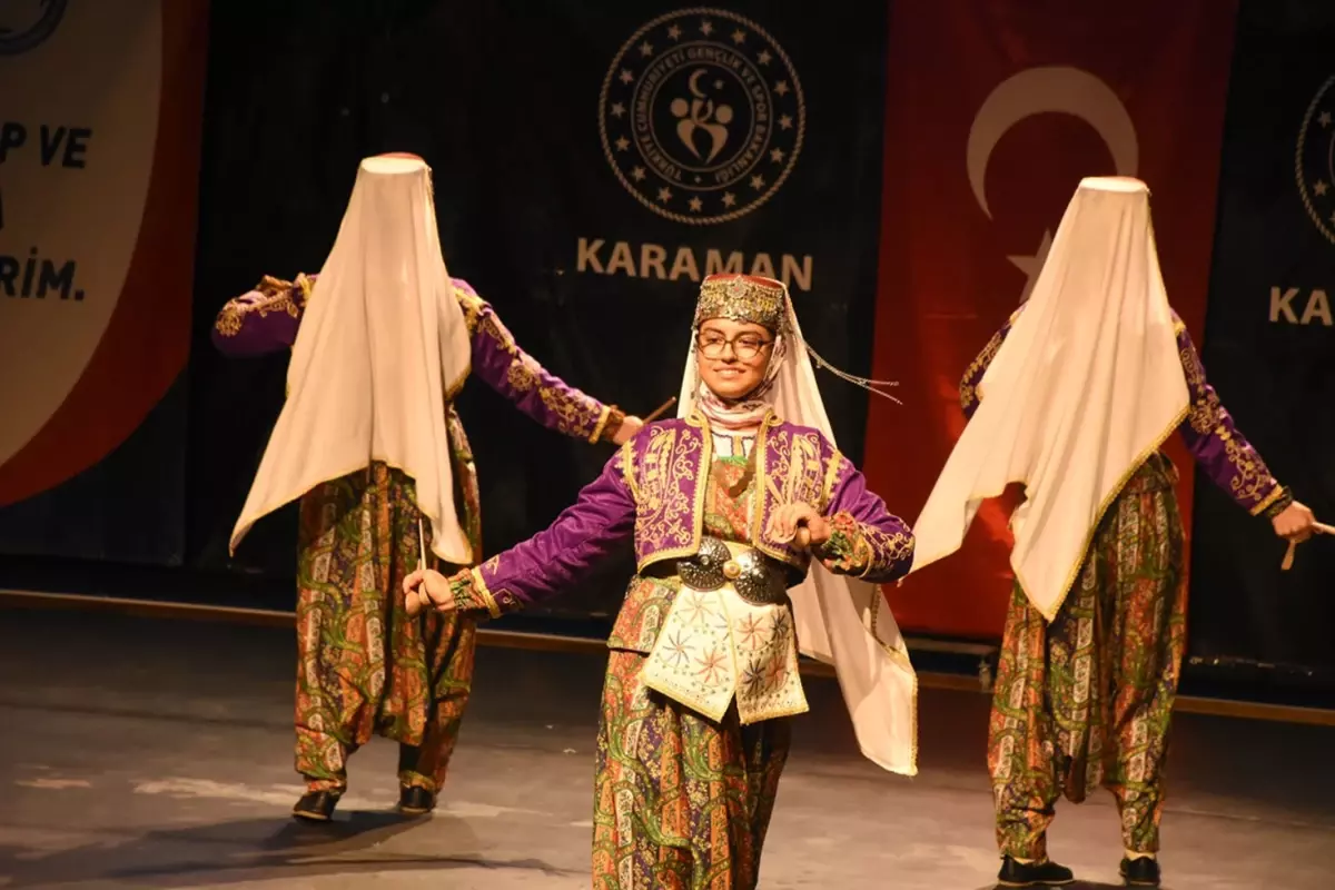 Karaman'da renkli halk oyunları şöleni! Vali ve ekibi yöresel kıyafetlere büründü