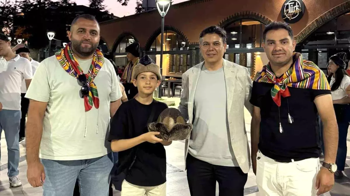 Gençler Bilecik'te Tarihi Yerleri Keşfetti
