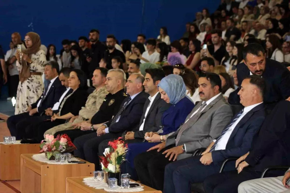 Sarıkamış Meslek Yüksekokulu'nda Mezuniyet Coşkusu