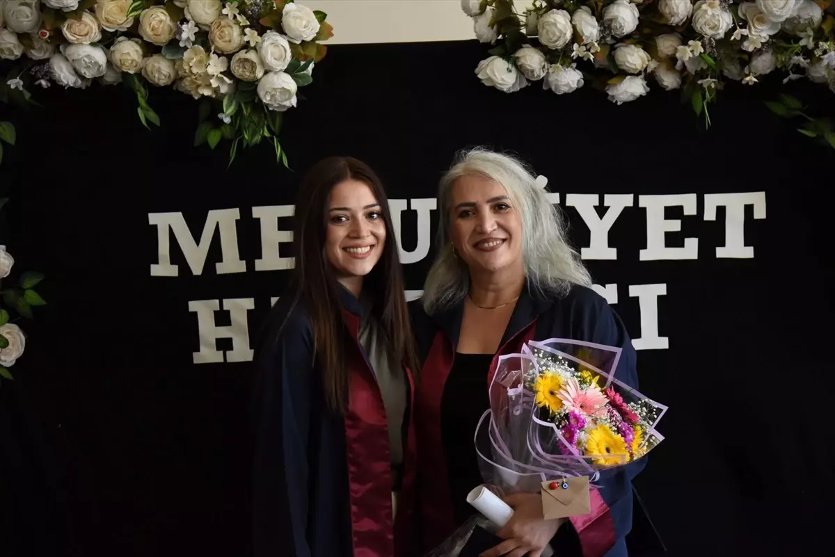 Anne ve Kızın Mezuniyet Sevinci