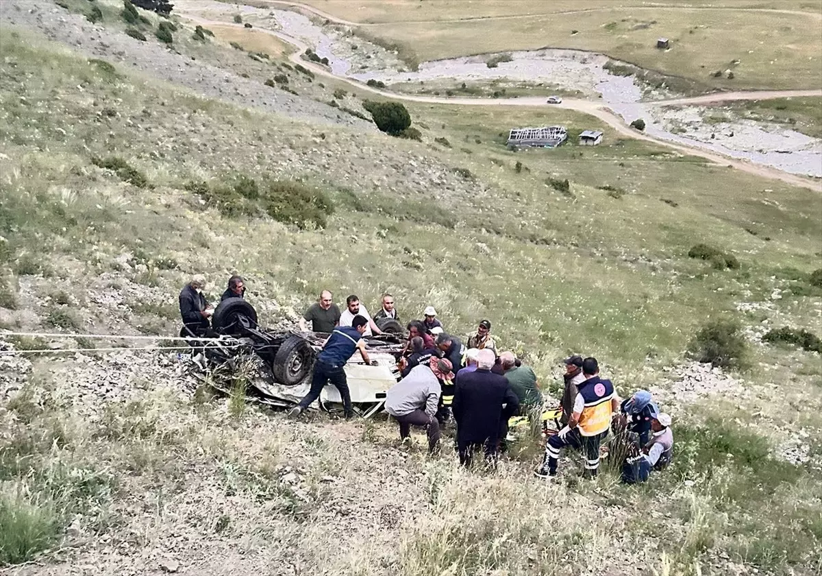 Oltu'da Kamyonet Devrildi, Sürücü Hayatını Kaybetti