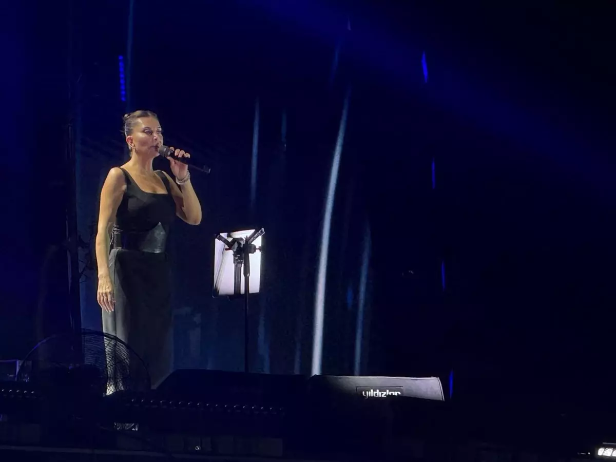 Ebru Yaşar Bursa'da Konser Verdi