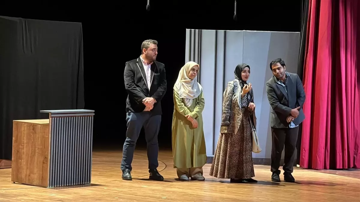 Sultanbeyli'de 'Bizim Evin Hikayesi' Tiyatro Oyunu Sahnelendi