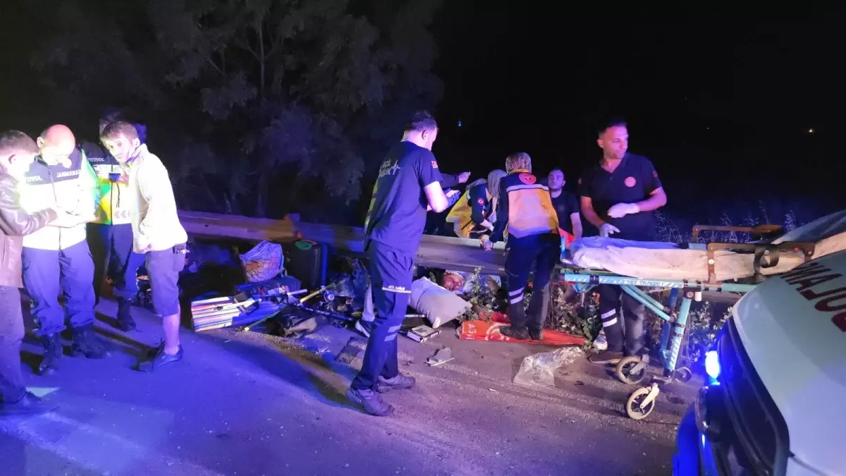 Düzce'de TIR-Minibüs Çarpışması: 7 Yaralı