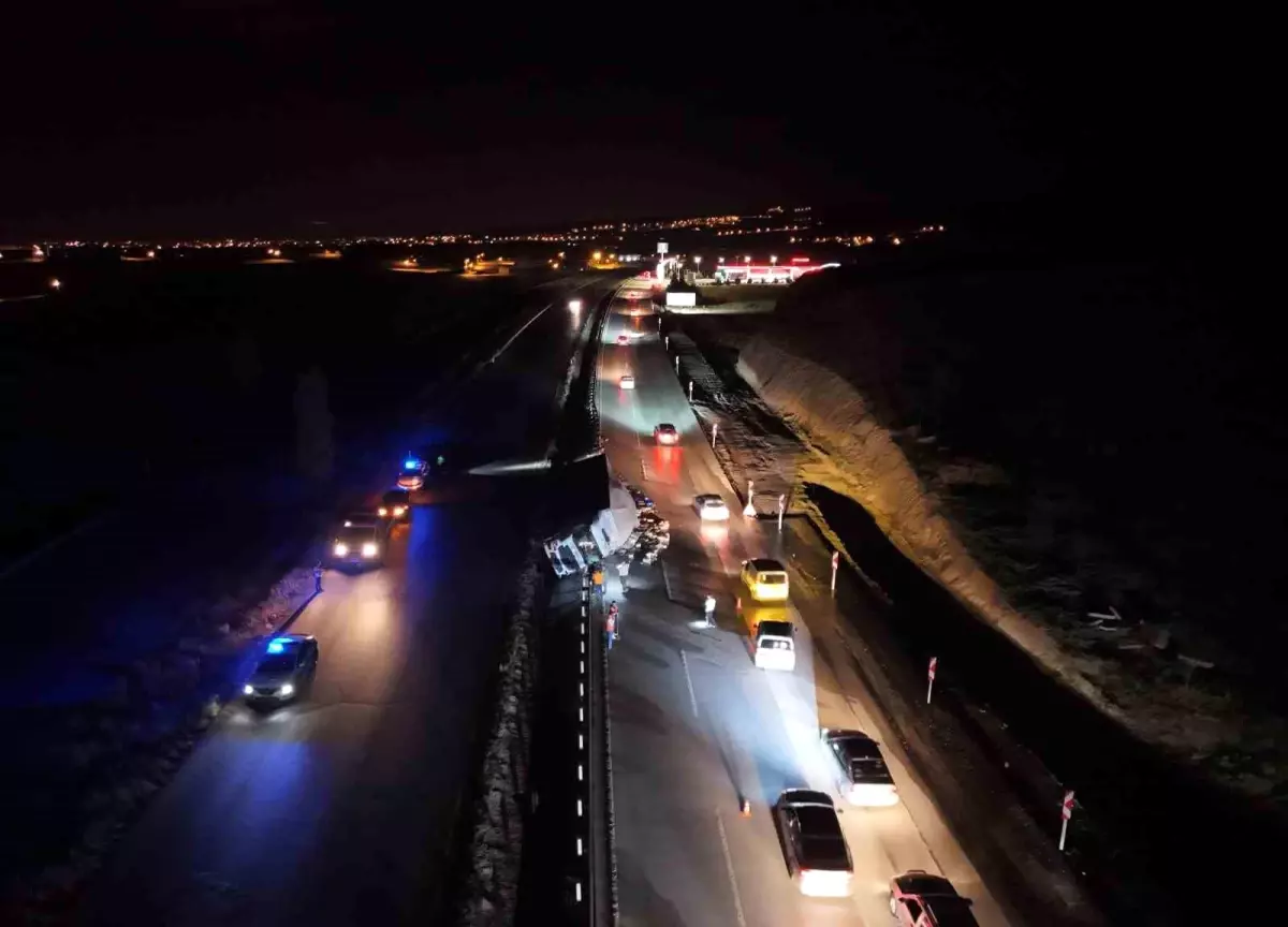 Kırıkkale'de Alkol Yüklü Tır Devrildi