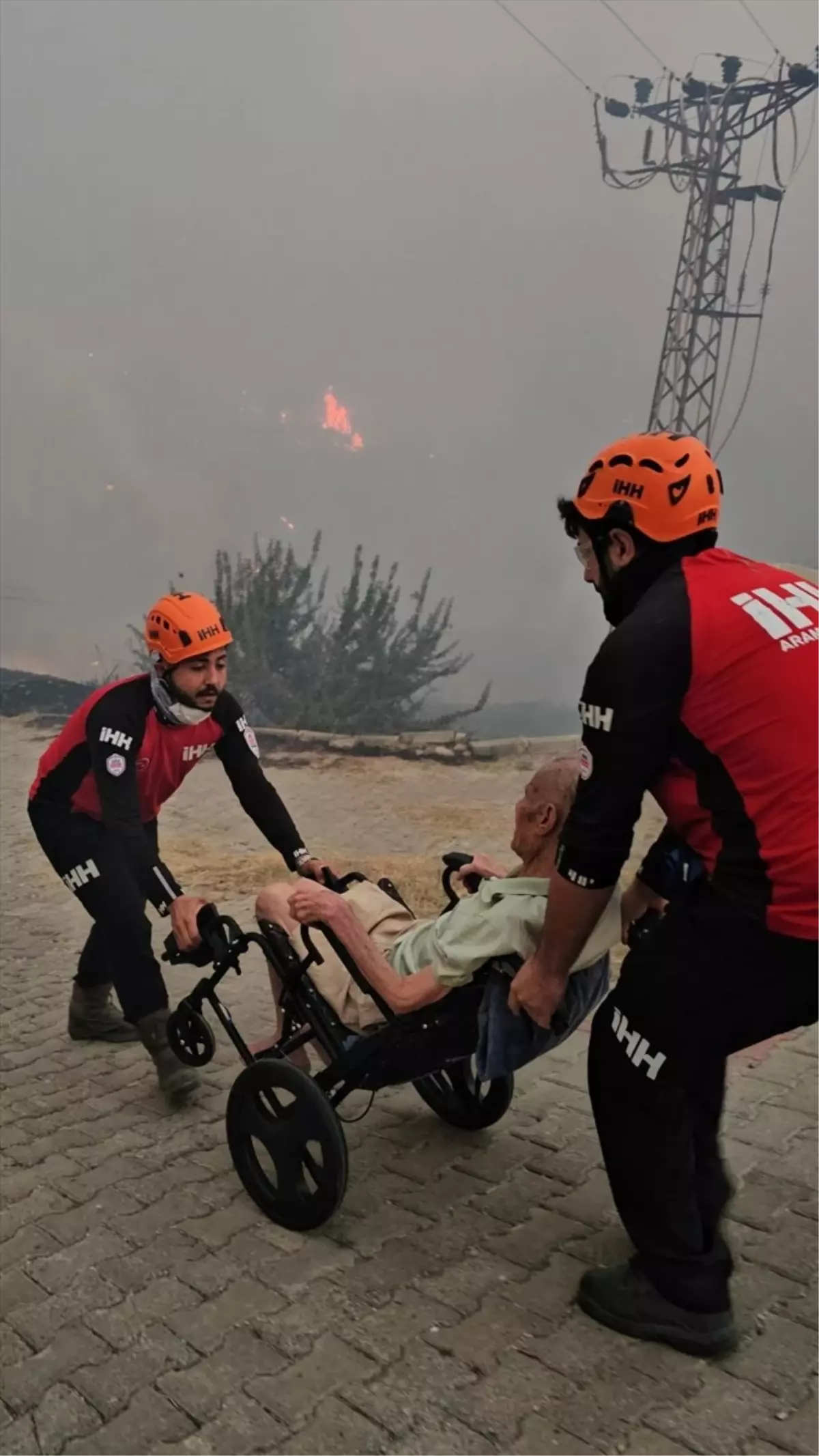 İzmir'de yangında engelli vatandaş kurtarıldı