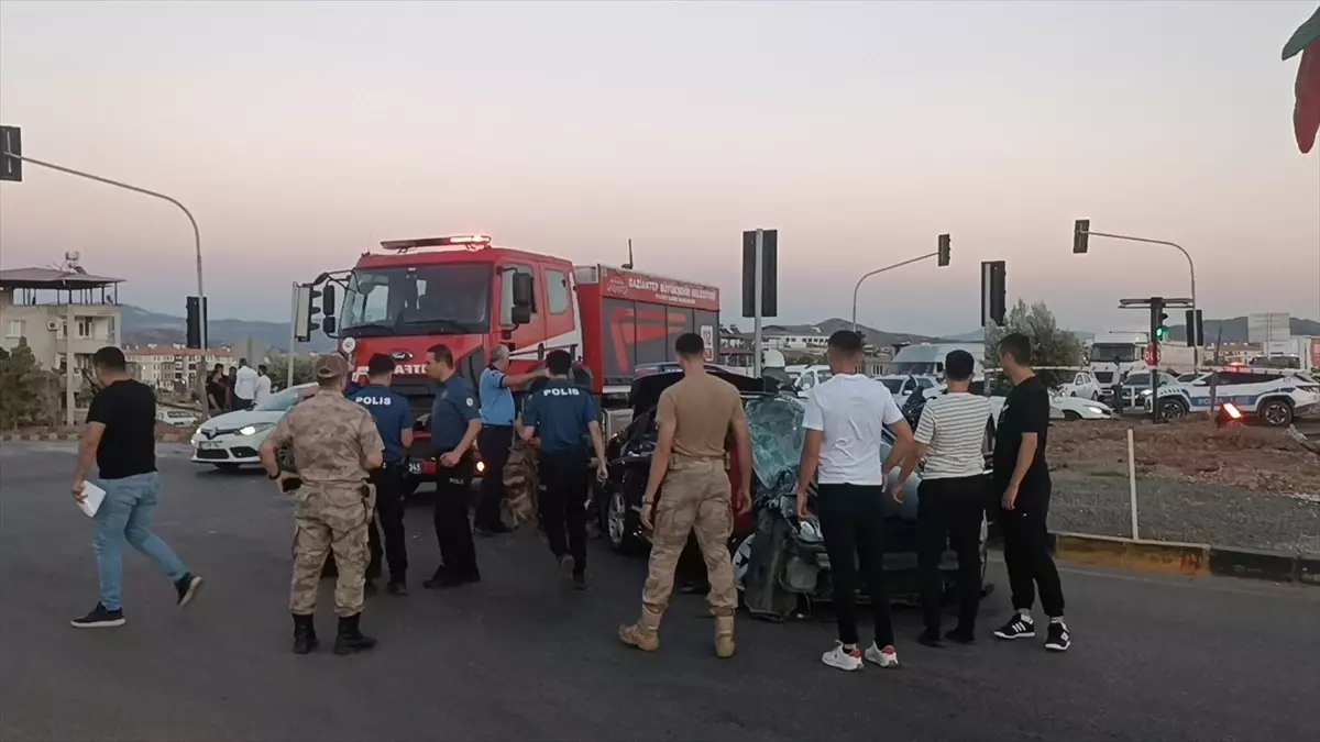İslahiye'de Tır-Otomobil Kazası: 2 Yaralı