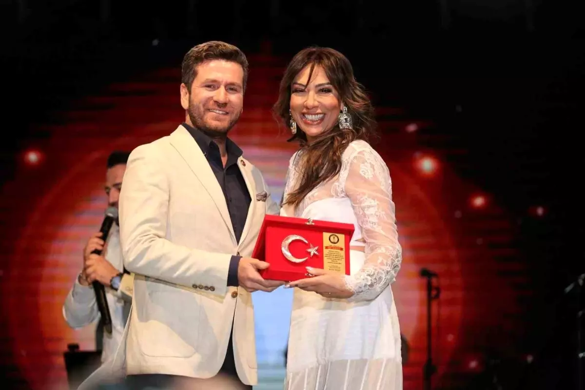 Işın Karaca Kızılcabölük Kültür Sanat ve Moda Festivali'nde Sahne Aldı