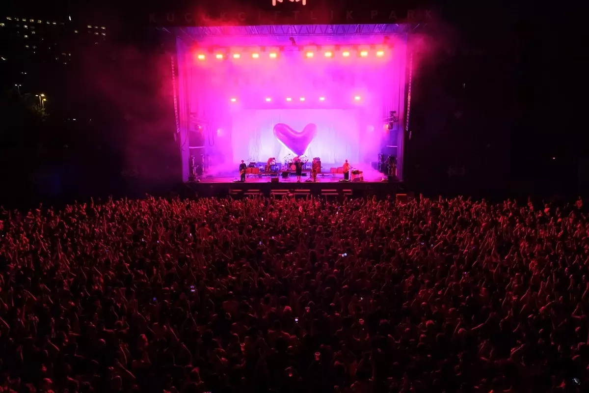 Fontaines D.C. İstanbul'da Filistin'e Destek Verdi