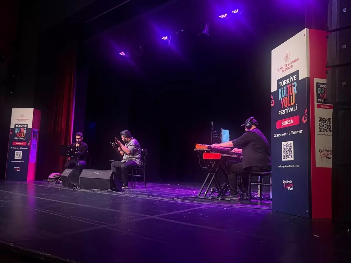 Etnik Sinyaller Bursa'da Konser Verdi