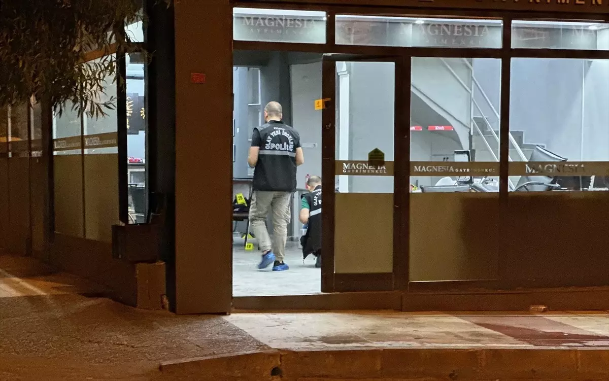 Manisa'da Emlak Ofisinde Silahlı Kavga: 1 Ölü, 3 Yaralı