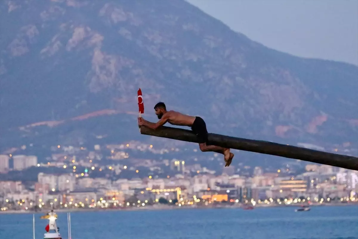 Alanya'da Gece Yüzme Etkinliği Yapıldı