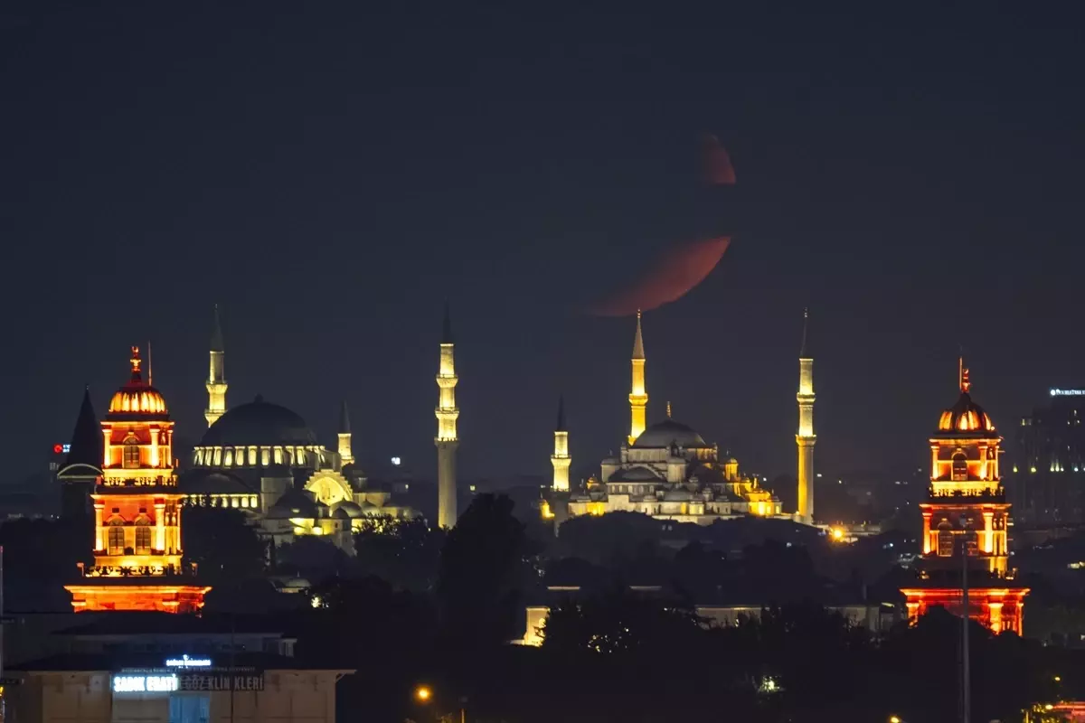 İstanbul'da hilal camileri süsledi