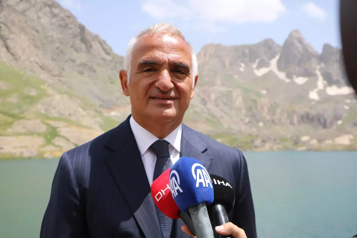Bakan Ersoy Buzul Gölleri'nde Botla Gezdi