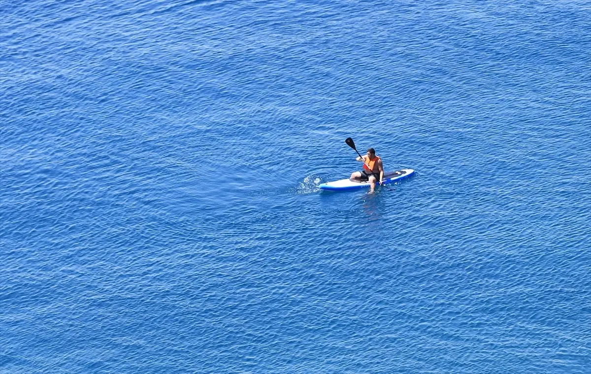 Antalya'da Sıcak Hava Turistleri Etkiledi