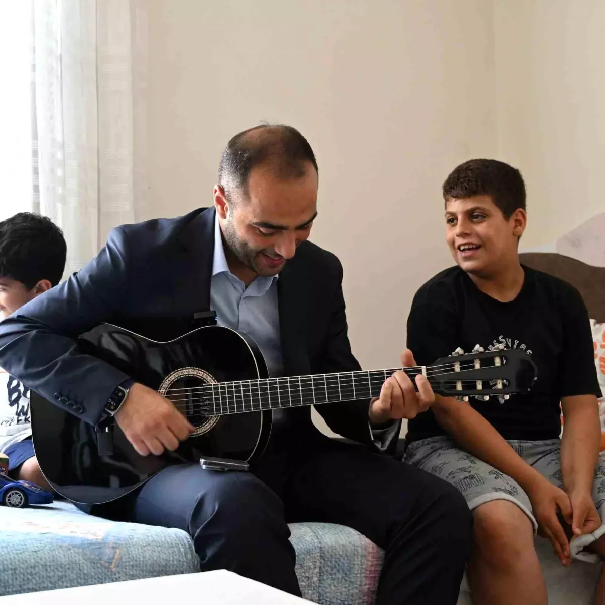 Gaziosmanpaşa'da Başkan Vekilinden Özel Gereksinimli Efe'ye Gitar Sürprizi
