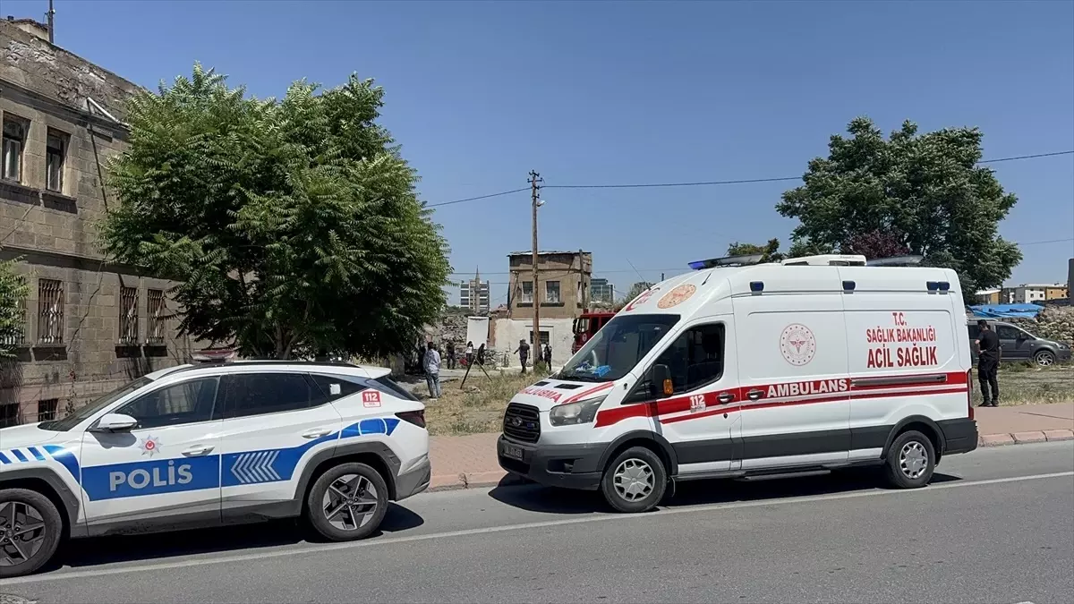 Kayseri'de Yangında Mahsur Kalan 6 Kişi Kurtarıldı