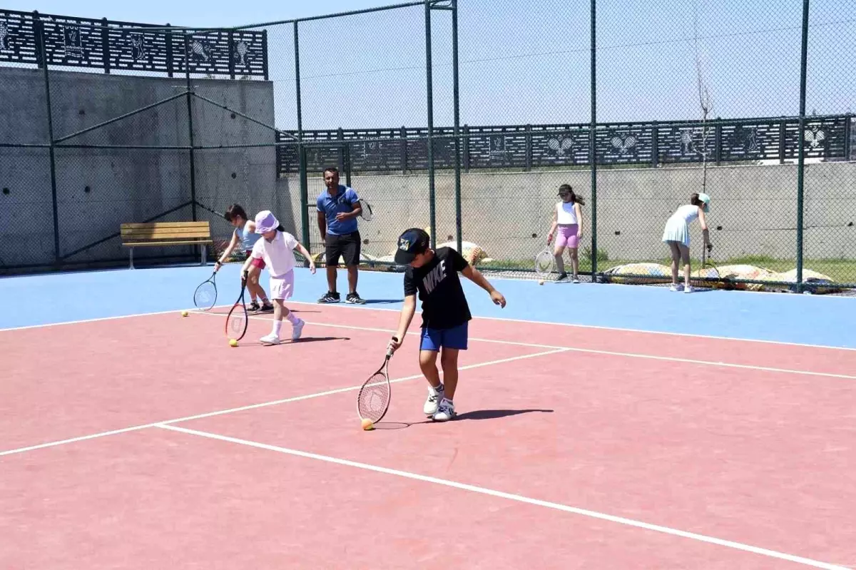 Kuşadası Tenis Kulübü'nde Çocuklar İçin Eğitim Başladı