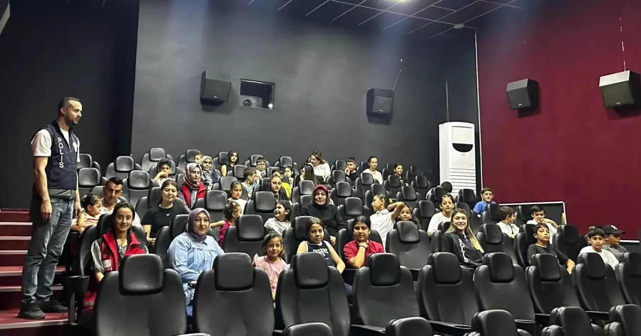 Besni'de Depremzede Çocuklar için Sinema Etkinliği