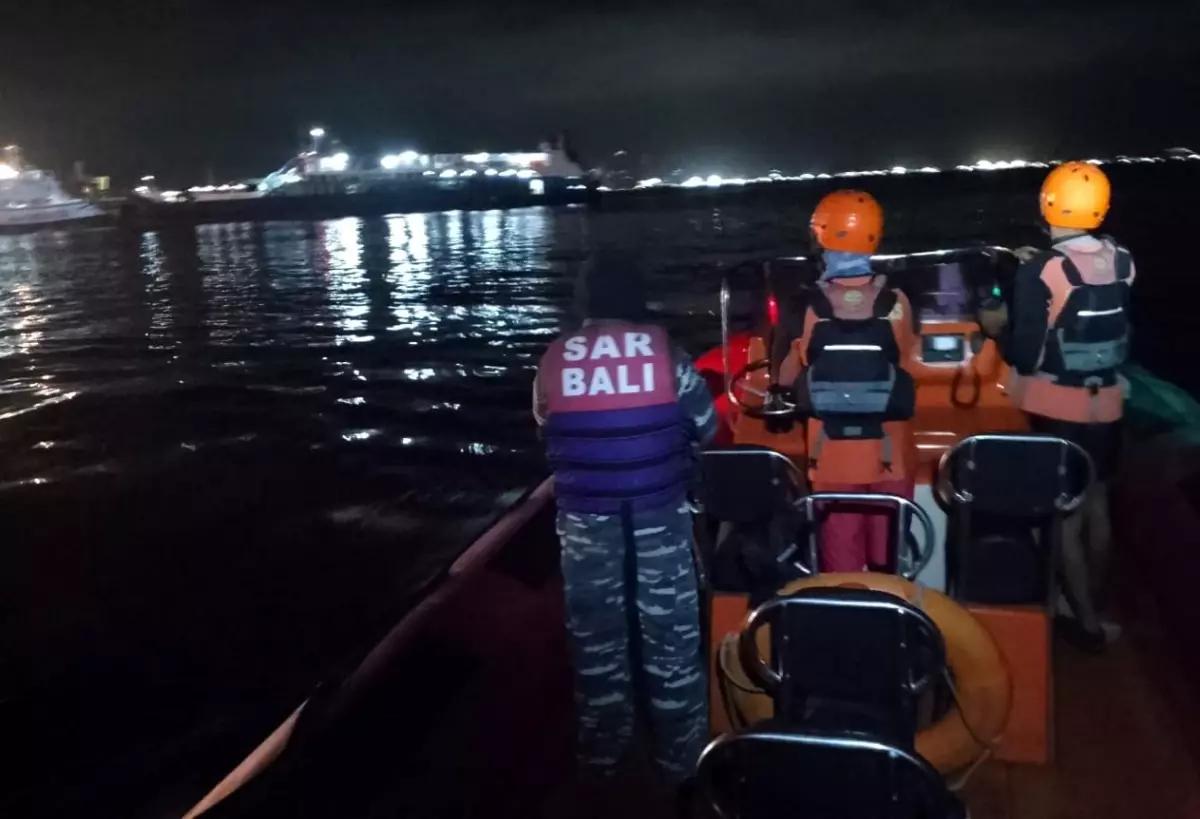 Bali'ye giden feribot battı: 4 ölü, 31 kayıp